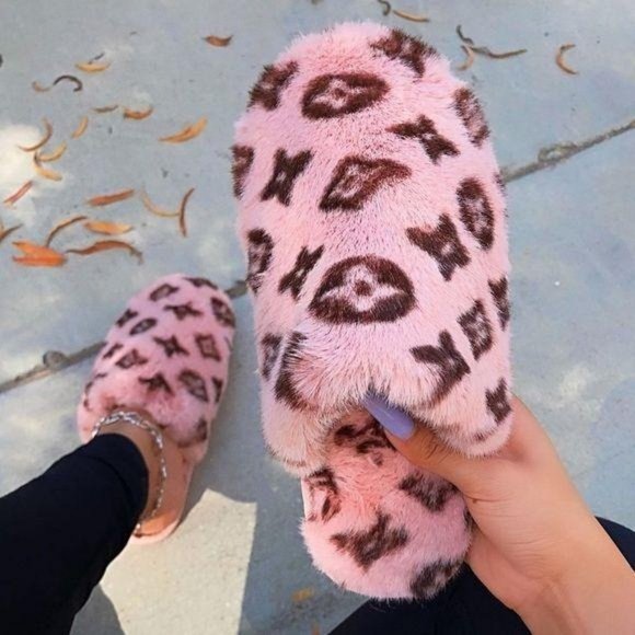 “Luxury” Faux Fur House Slippers in Pink - Picture 5 of 9